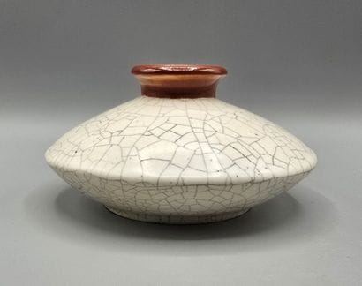 SAMARA
Ceramic vase with a flattened body...