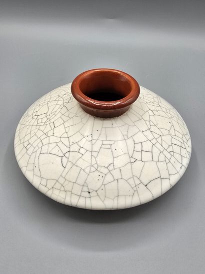 SAMARA
Ceramic vase with a flattened body...