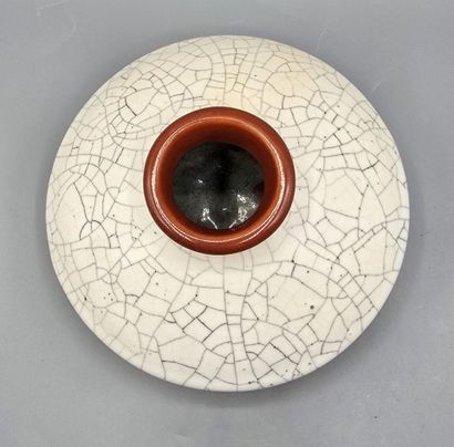 SAMARA
Ceramic vase with a flattened body...
