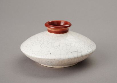 SAMARA
Ceramic vase with a flattened body...