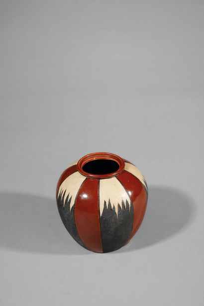 SAMARA
Small glazed ceramic vase with alternating...