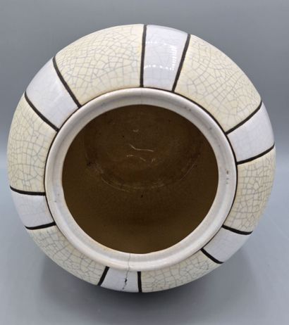 SAMARA
White crackled ceramic ball-shaped...