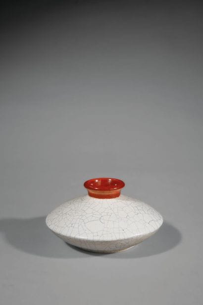SAMARA
Ceramic vase with a flattened body...