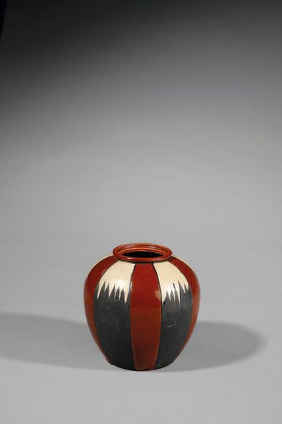 SAMARA
Small glazed ceramic vase with alternating...