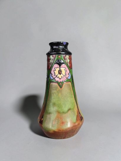 MONTIERES (Amiens)
Pear-shaped vase with...