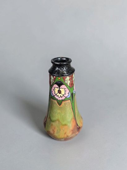 MONTIERES (Amiens)
Pear-shaped vase with...