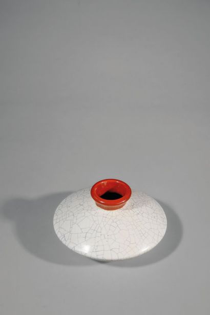 SAMARA
Ceramic vase with a flattened body...