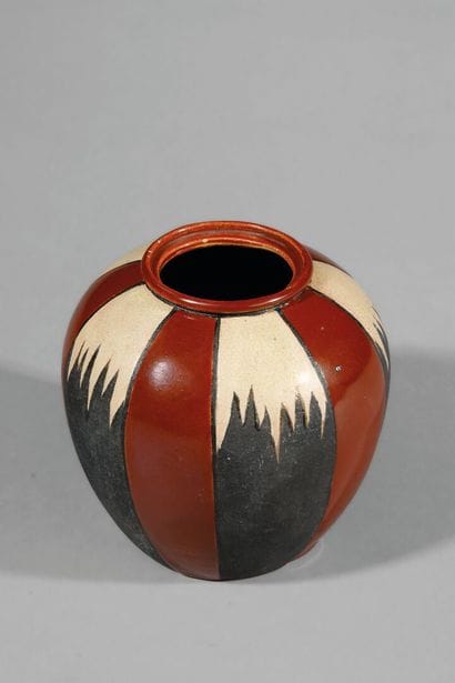 SAMARA
Small glazed ceramic vase with alternating...