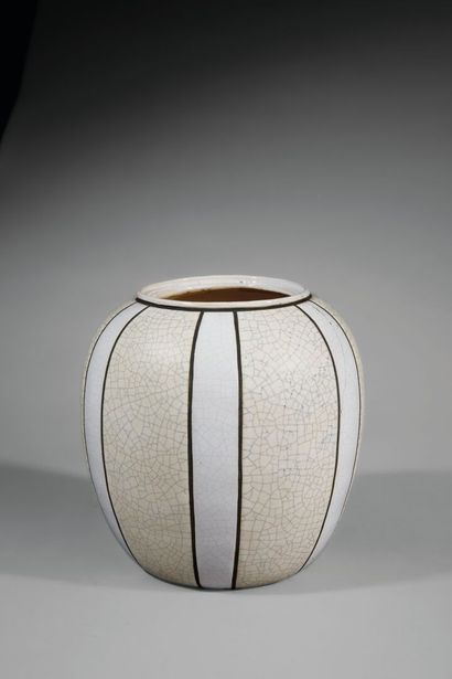 SAMARA
White crackled ceramic ball-shaped...