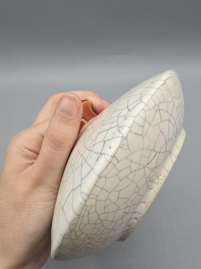 SAMARA
Ceramic vase with a flattened body...