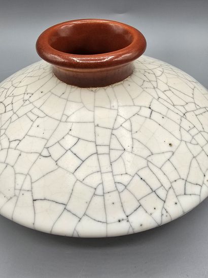 SAMARA
Ceramic vase with a flattened body...