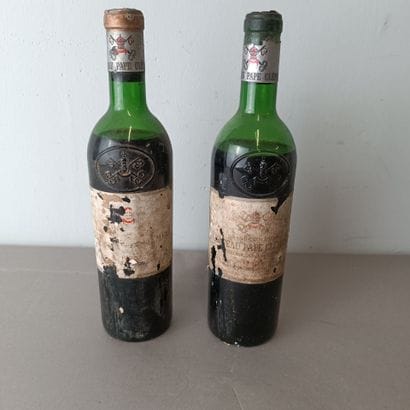 Château Pape Clement
2 bouteilles 
1970
ETA,...