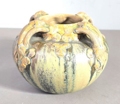 Pierrefonds modèle 587
Vase boule à 4 anses...