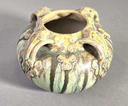Pierrefonds modèle 587
Vase boule à 4 anses...