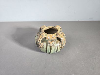 Pierrefonds modèle 587
Vase boule à 4 anses...