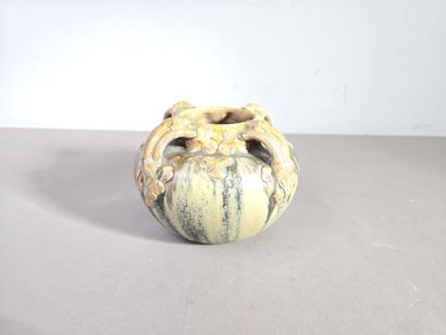 Pierrefonds modèle 587
Vase boule à 4 anses...