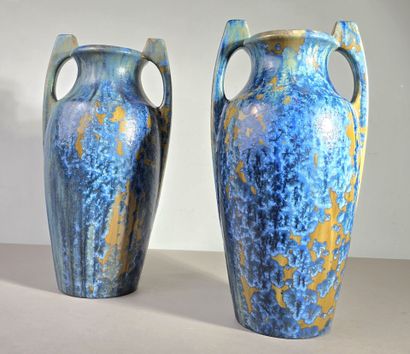 Pierrefonds modèle 397
Paire de vases amphores...