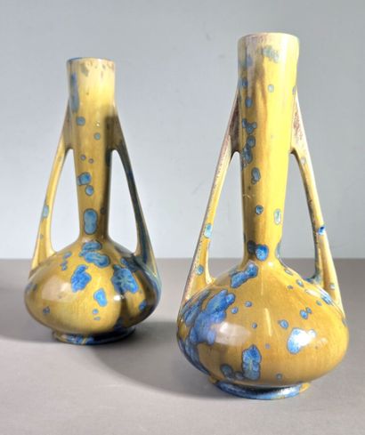 Pierrefonds
Paire de vases à long col à deux...