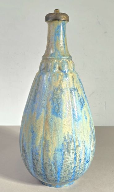 Pierrefonds modèle 588
Vase monté en lampe...