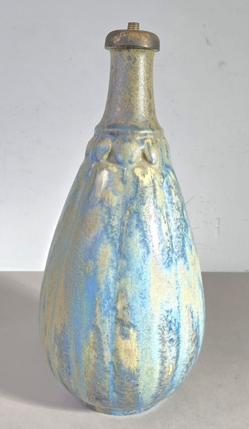 Pierrefonds modèle 588
Vase monté en lampe...