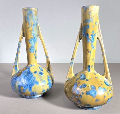 Pierrefonds
Paire de vases à long col à deux...