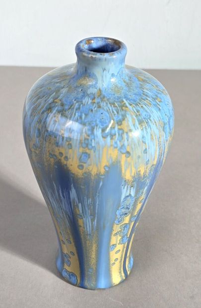 Pierrefonds modèle 566
Petit vase piriforme...