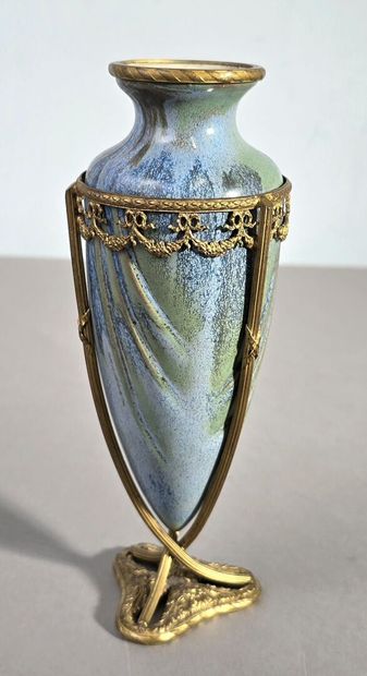 PIERREFONDS? 
Joli vase en céramique émaillée...