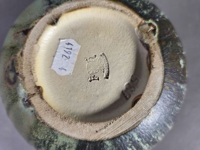 Pierrefonds modèle 587
Vase boule à 4 anses...