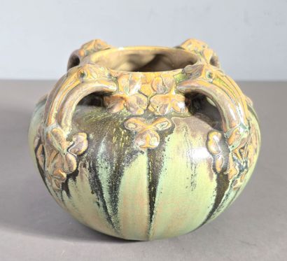 Pierrefonds modèle 587
Vase boule à 4 anses...