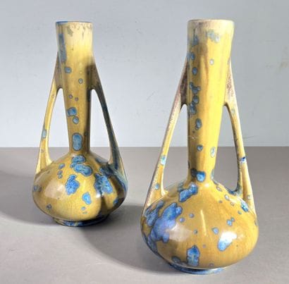 Pierrefonds
Paire de vases à long col à deux...