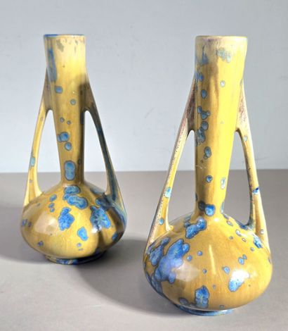 Pierrefonds
Paire de vases à long col à deux...