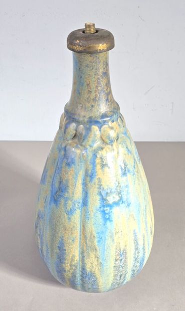 Pierrefonds modèle 588
Vase monté en lampe...