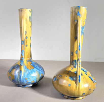 Pierrefonds
Paire de vases à long col à deux...