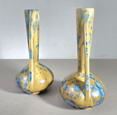 Pierrefonds
Paire de vases à long col à deux...