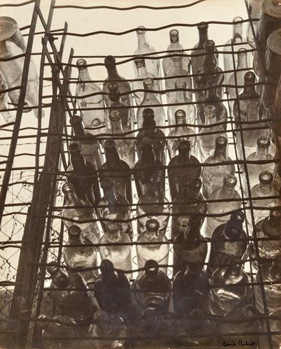 Denis BRIHAT (né en 1928). Le casier à bouteilles....