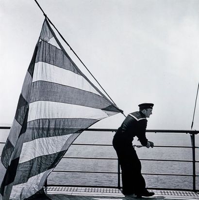 Roger SCHALL (1904-1995)?Drapeaux et pavillons...