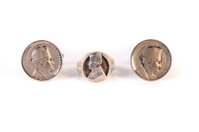 Lot de bijoux comprenant:
Une chevalière...