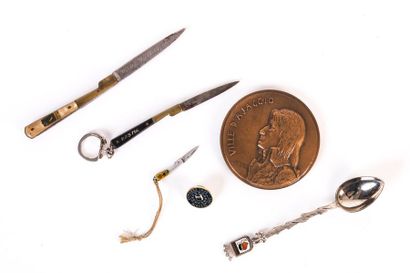 Lot comprenant une médaille par Courbier...