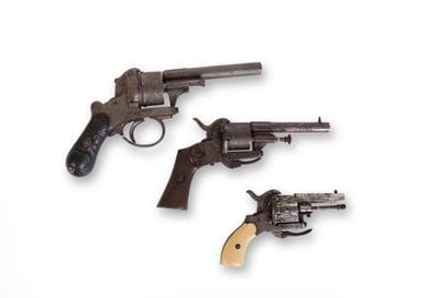 Trois revolvers à broche : 
-6 coups, calibre...