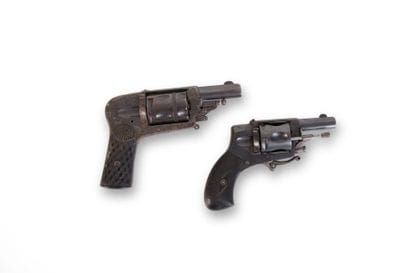 Deux revolvers Hammerless : 
- 5 coups, calibre...