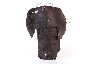 Epaulière d’armure 
En fer forgé, à lamelles...