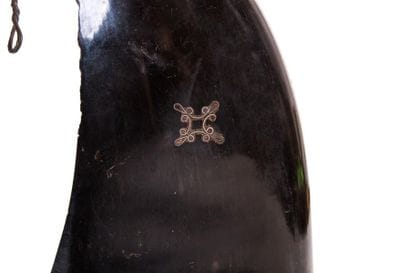 Importante corne à poudre. 
A deux anneaux...