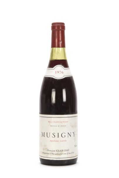 1 bottle MUSIGNY (Grand Cru) 2,5 cm; light...