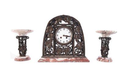 TRAVAIL VERS 1925 

Garniture de cheminée...