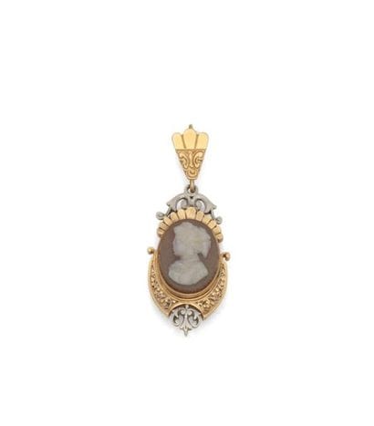 18K (750/1000) yellow gold pendant set with...