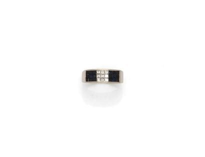 18K (750/1000) white gold band ring set with...