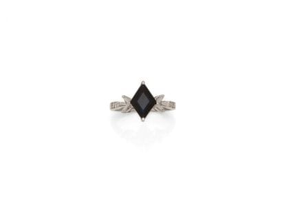18K (750/1000) white gold ring set with a...