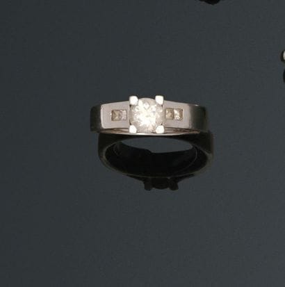 Solitaire in 18K (750/1000) white gold set...