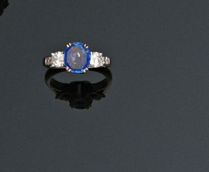 18K (750/1000) white gold ring set with an...