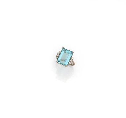 18K (750/1000) white gold ring set with a...